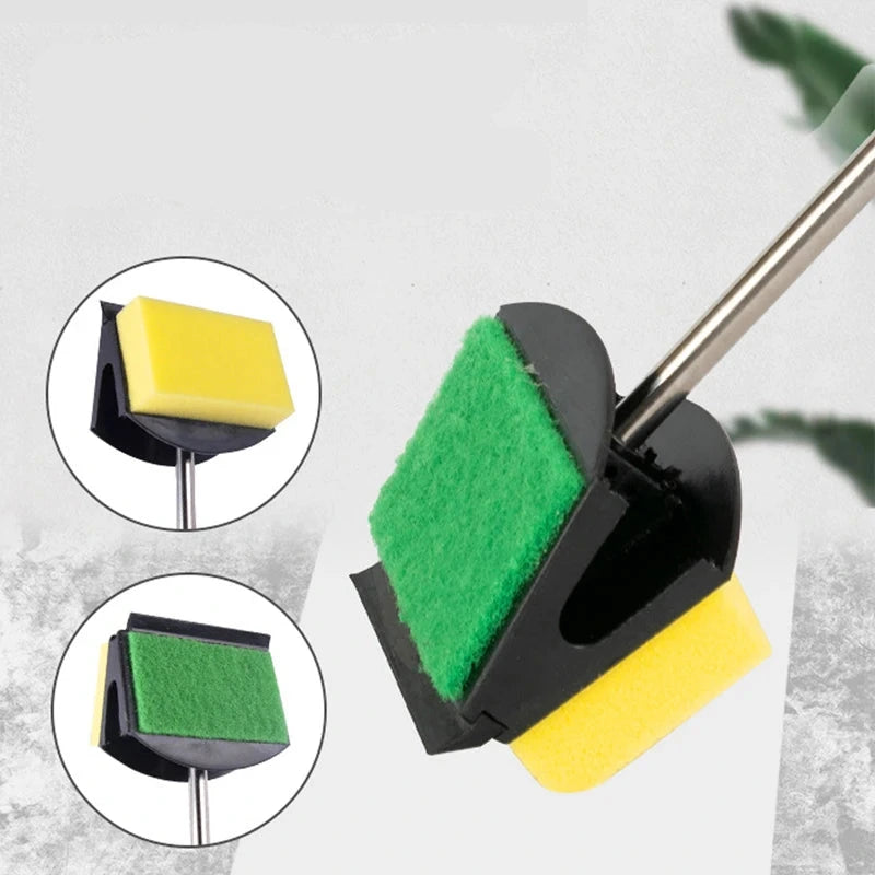 Brosse de nettoyage utilisée sur la vitre d'un aquarium