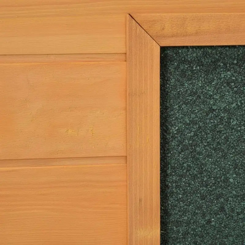 Toit ouvert de la niche en bois