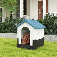 Chien devant sa niche extérieure