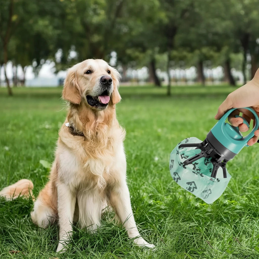 Ramasse-crottes pliable pour chien en situation, vue 4
