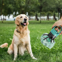 Ramasse-crottes pliable pour chien en situation, vue 4