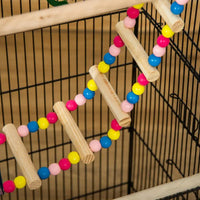 Cage à oiseaux avec accessoires et jouets, détail du plateau