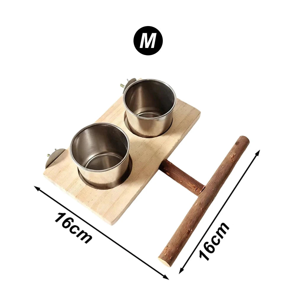 Oiseau posé sur un support en bois avec gamelle inox