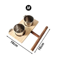 Oiseau posé sur un support en bois avec gamelle inox