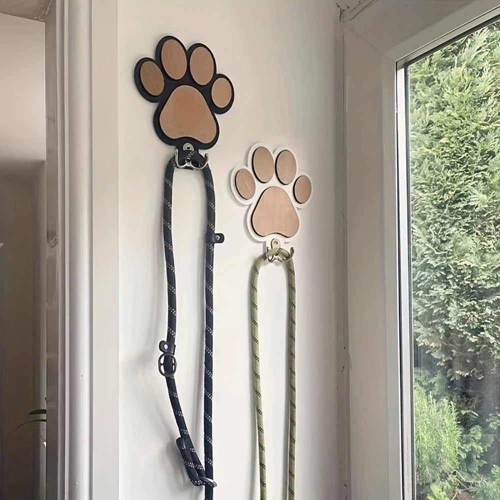 Porte-laisse mural fixé au mur près d'une entrée