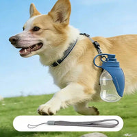 Chien buvant à la gourde pliable
