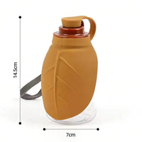 Gourde pliable accrochée à une laisse