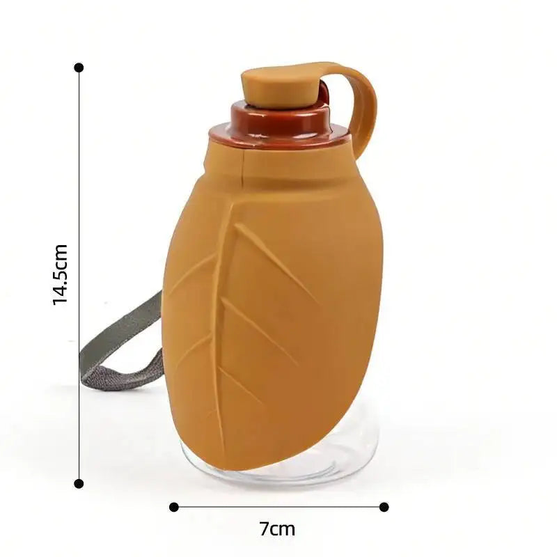 Gourde pliable accrochée à une laisse