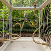Corde à grimper installée et façonnée dans une cage à oiseau