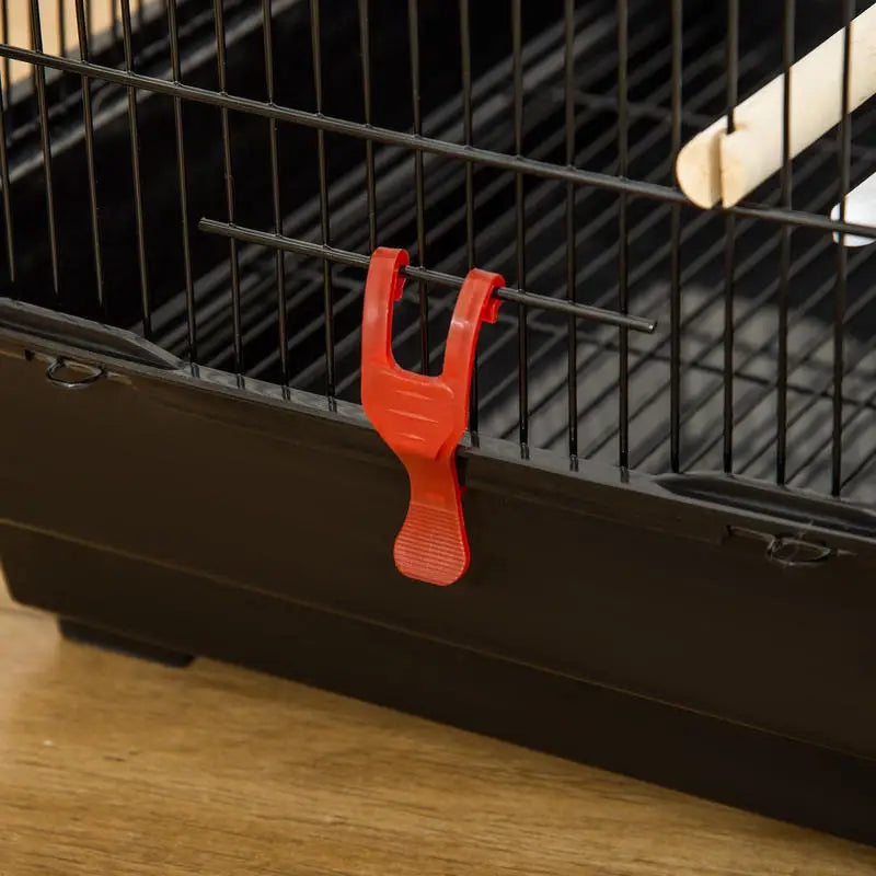 Cage à oiseaux avec accessoires et jouets, vue de dessus