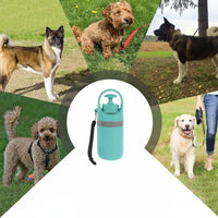 Ramasse-crottes pliable pour chien en situation, vue 2