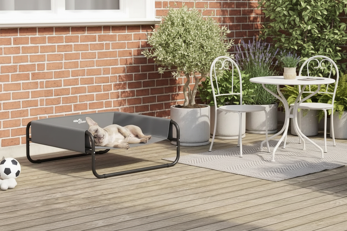 Bulldog installé sur le lit surélevé sur la terrasse