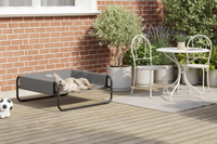 Bulldog installé sur le lit surélevé sur la terrasse