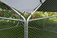 Détail de la structure et des fixations du poulailler galvanisé