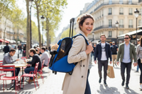Femme portant le sac de transport en mode sac à dos à Paris