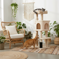 Arbre à chat tout-en-un - chat installé dans la niche