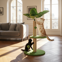 Chat grimpant sur l'arbre à chat en jute